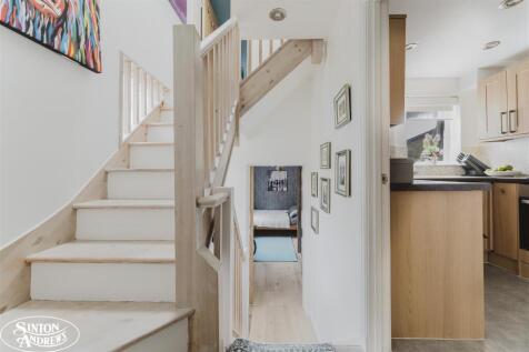 27 Station Road Hall 2.jpg