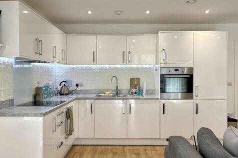 Two Bedrooms for sale in Beckton - Barrain London