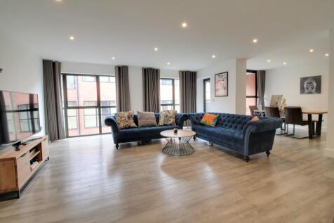 Modern development situated in the heart of Birmingham's historic Jewellery Quarter, Tenby Heights offers the full benefits of city living, with a taste of luxury. This Duplex apartment is set over tw