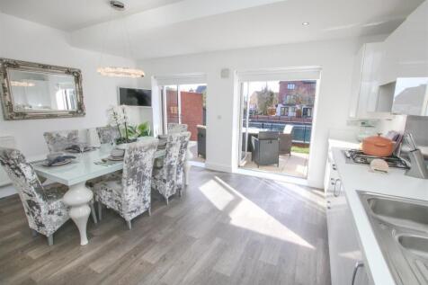 GORGEOUS OPEN PLAN DINING KITCHEN