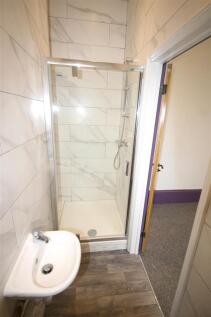 en-suite shower.JPG