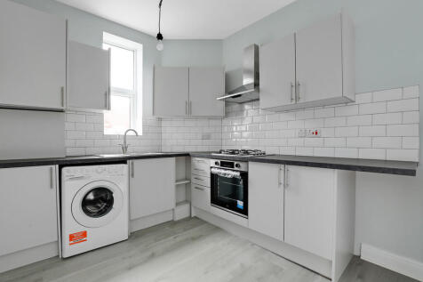 We are delighted to bring to you this superb first floor 2 bedroom flat located in South Norwood, with good transport links for access into London.
The flat benefits from being fully renovated, with n