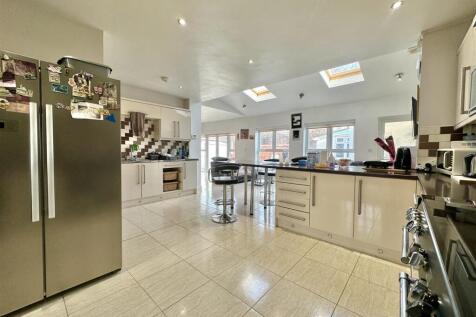L SHAPED KITCHEN/DINER