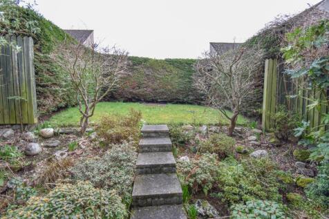 FRONT GARDEN-2.jpg