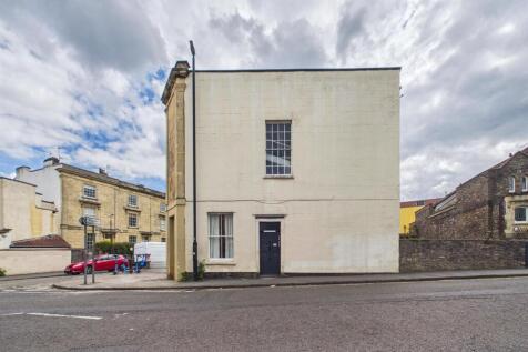 *** NEWLY REFURBISHED LARGE ROOM SHARE WITH AN ENSUITE BATHROOM ***