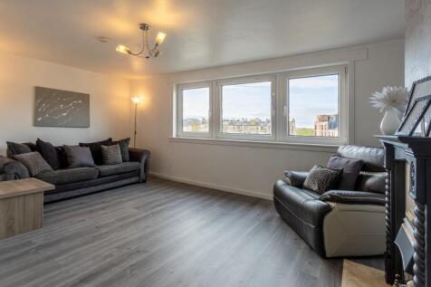 Fantastic 3 bed flat over 2 floors with gorgeous views available now.