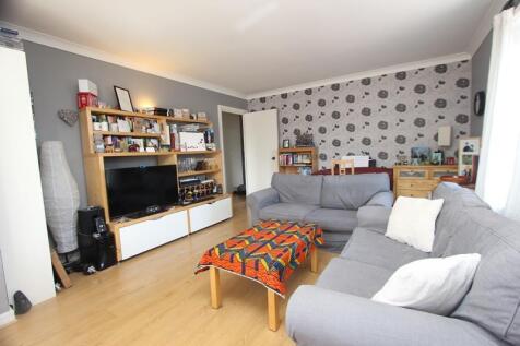 A spacious one bedroom apartment situated within the sought-after, secure gated development of Cyclops Wharf, conveniently located just off Westferry Road. The property features a modern, fully integr