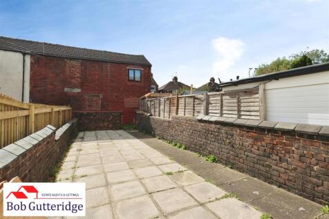 ENCLOSED REAR YARD / GARDEN