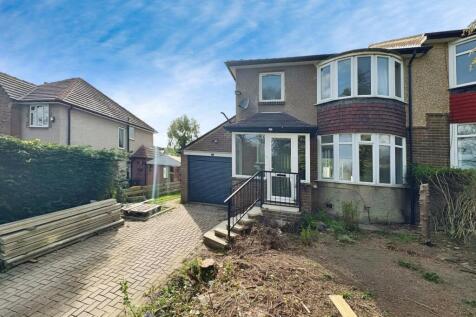 3 Bedroom Semi-Detached in HD2 2HQ