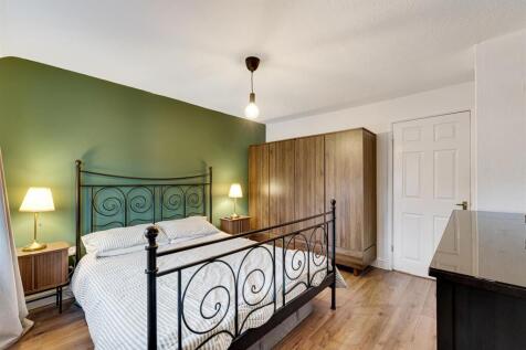 118 Coronation Drive bedroom 1 2.jpg