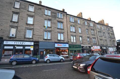 Well presented split level property in popular area close to Haymarket train station and tramline.