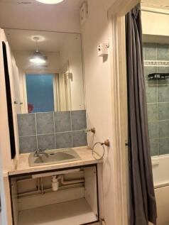 33 St Peters Close - Bathroom (2).jpg