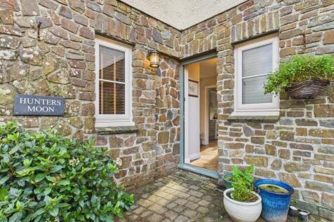 EWEMOVE SOUTH MOLTON - FRONT ENTRANCE