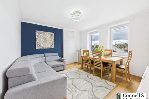 Exceptional 2-Bedroom Second Floor Apartment with with Contemporary Design. A Superb Opportunity for Professionals or Couples. Early viewing essential.