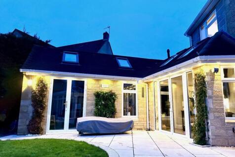 Park Cres external night 1.jpg