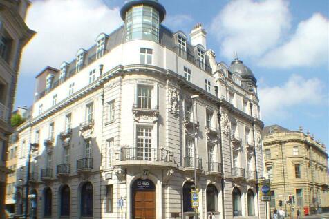 This is a fantastic opportunity to rent a compact yet beautifully presented split level apartment situated in the heart of the City centre in a grade II listed building. Located within a stones throw