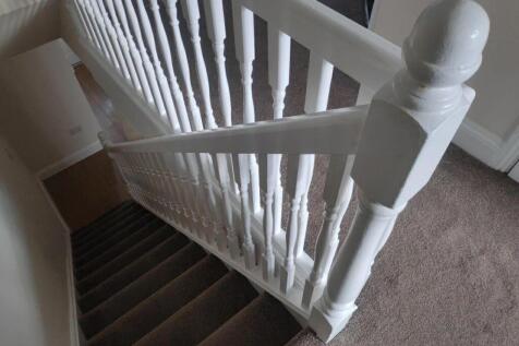 3 bed 2 bath house for rent in Forest Gate E7.