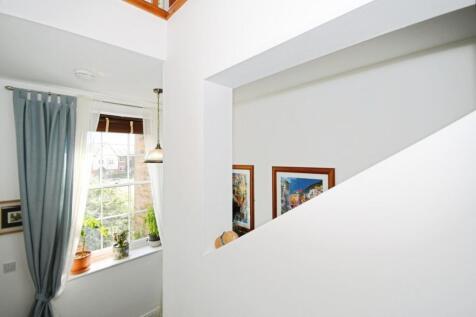 LANDING FIRST FLOOR 04.jpg