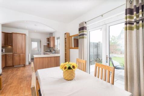 4 bed, 2 bath Detached in Leeds - Photo 8