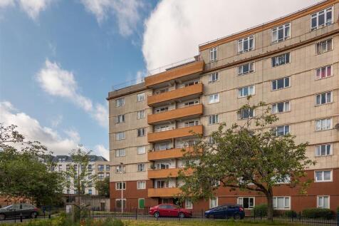 HMO FOR 3 PEOPLE............Well presented 3 double bedroom, HMO compliant property in the Westfield Court development, Gorgie. 3x spacious double bedrooms, bathroom, living area and kitchen. A must v