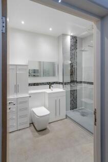 &#x1f6c1; Stylish Main Bathroom ¿ Modern Comfort and Space
