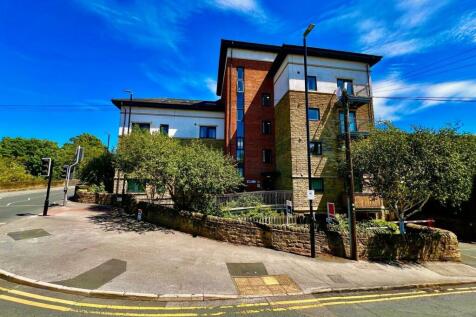 A well-presented one-bedroom apartment, set within an attractive purpose built development with excellent commuter links and amenities nearby.