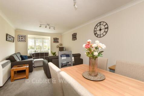Lounge/Dining Area