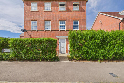 4 bed semi-detached house to rent Forest Road, Wo