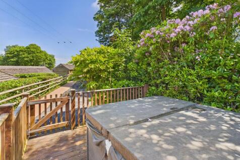 Decking/Hot Tub