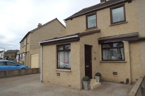 On offer is this very attractive furnished 3 double bedroom semi-detached family home with private parking, terrific rear garden offering lots of outside living space as well as a unique summer house