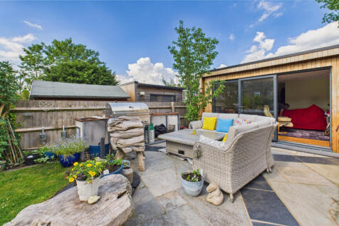 CAM04968G0-PR0042-STILL010