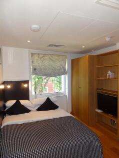 Exceptional studio apartment inclusive of bills ( electricity, water and heating) located in a well-maintained recently refurbished period property, overlooking an attractive garden square. Modern and