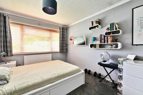 4 Woodville Close...