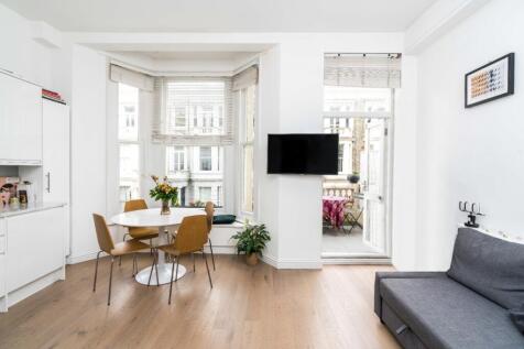 Two bedroom, two bathroom flat with South-facing private balcony to let on Fairholme Road, W14