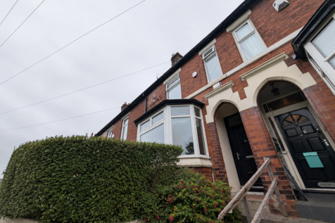 ** Zero Deposit Guarantee Available **
Available very early September. This 3 bedroom home in Salford maximises space throughout. Benefitting from 2 double bedrooms, a single room and two reception ro