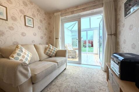 BEDROOM / DINING ROOM