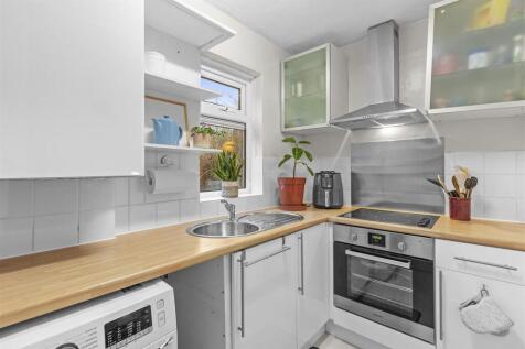 12 Baines House, Abbey Barn Rd, HP11 1RJ-3.jpg