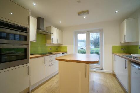 6 Bedroom House in LL57 2YA