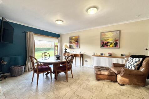 5 bed, 3 bath Detached Bungalow in Glasgow - Photo 9