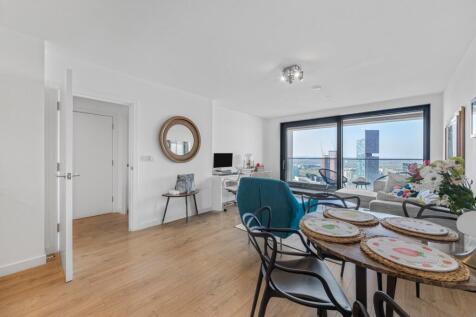 A luxury 1 bedroom apartment in one of Stratford's most prestigious developments Legacy Tower. Located on the 26th floor this apartment has a stunning interior with equally spectacular views.