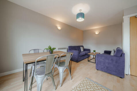 Flat 5 Mayfair Court is located in the popular Manchester student heartland of Fallowfield. Mayfair Court provides an excellent location, close to great local facilities, good public transport links a