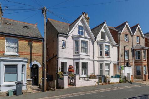 Period character property in heart of Cowes