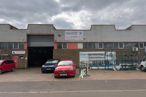 789 Wainman Road 2.jpg