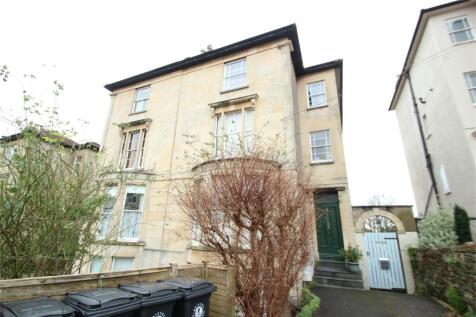 EXCELLENT LOCATION! This bright and well kept TOP FLOOR apartment is situated within walking distance of Gloucester Road and provides easy access to the City Centre. The accommodation offers; good siz