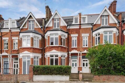 This three bedroom two bathroom split-level flat is ideally situated moments away from the award-winning Mapesbury Dell. Spread over three floors, the property has a bright and spacious open plan rece
