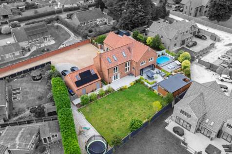 Secure and private plot in the heart of the village