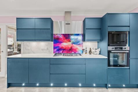 4 bed, 2 bath Detached Bungalow in Cardiff - Photo 6