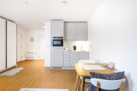 Flat in SW18 4RD