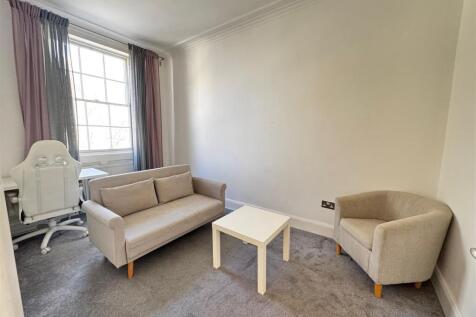 Daniel Ford Estates are delighted to present this lovely 1 bed flat located just minutes away from Kings Cross and St Pancras station. The flat has a separate kitchen, double bedroom, bright living ro
