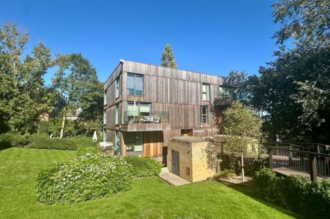 *AVAILABLE 9TH SEPTEMBER* *PRIVATE GATED DEVELOPMENT* An ultra modern bright and spacious one bedroom lower ground floor apartment in Forest Hill with a terrace. The flat features a large open-plan ki